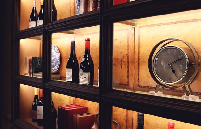 Antiga Wine Bar at the table